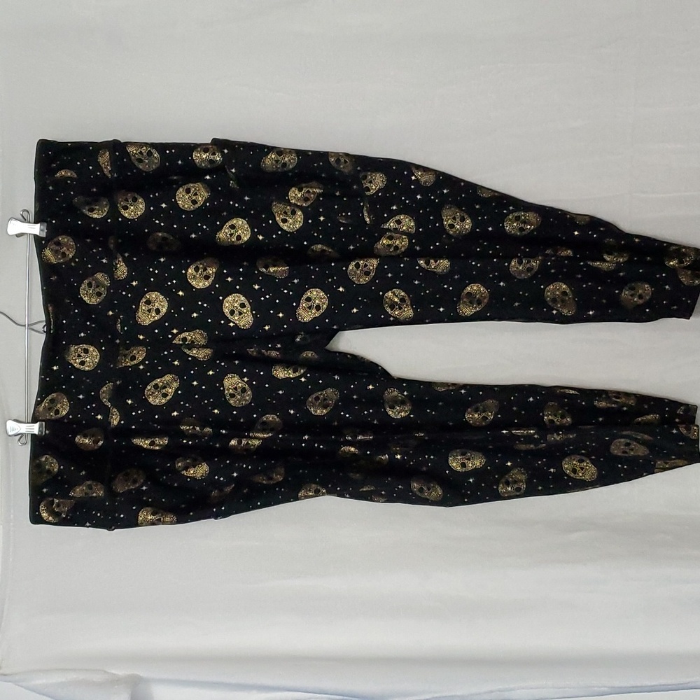 Torrid  Black Leggings with Gold Skulls Print Size 4X